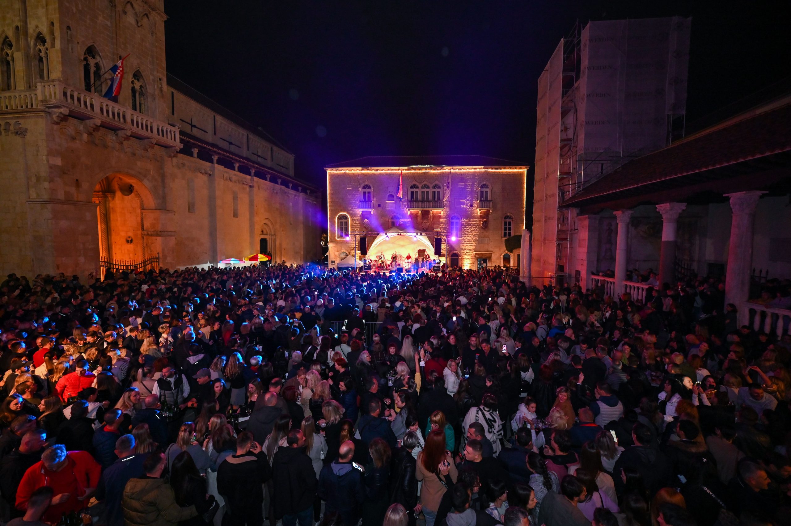 TONY CETINSKI NA DAN GRADA ODRŽAO SPEKTAKULARAN KONCERT I ODUŠEVIO NEKOLIKO TISUĆA LJUDI U TROGIRU