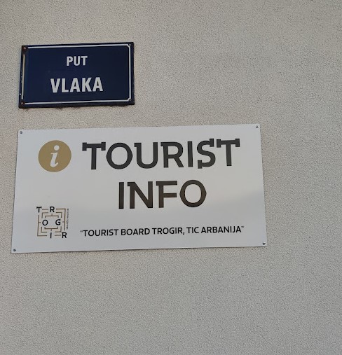 INFO centar Arbanija